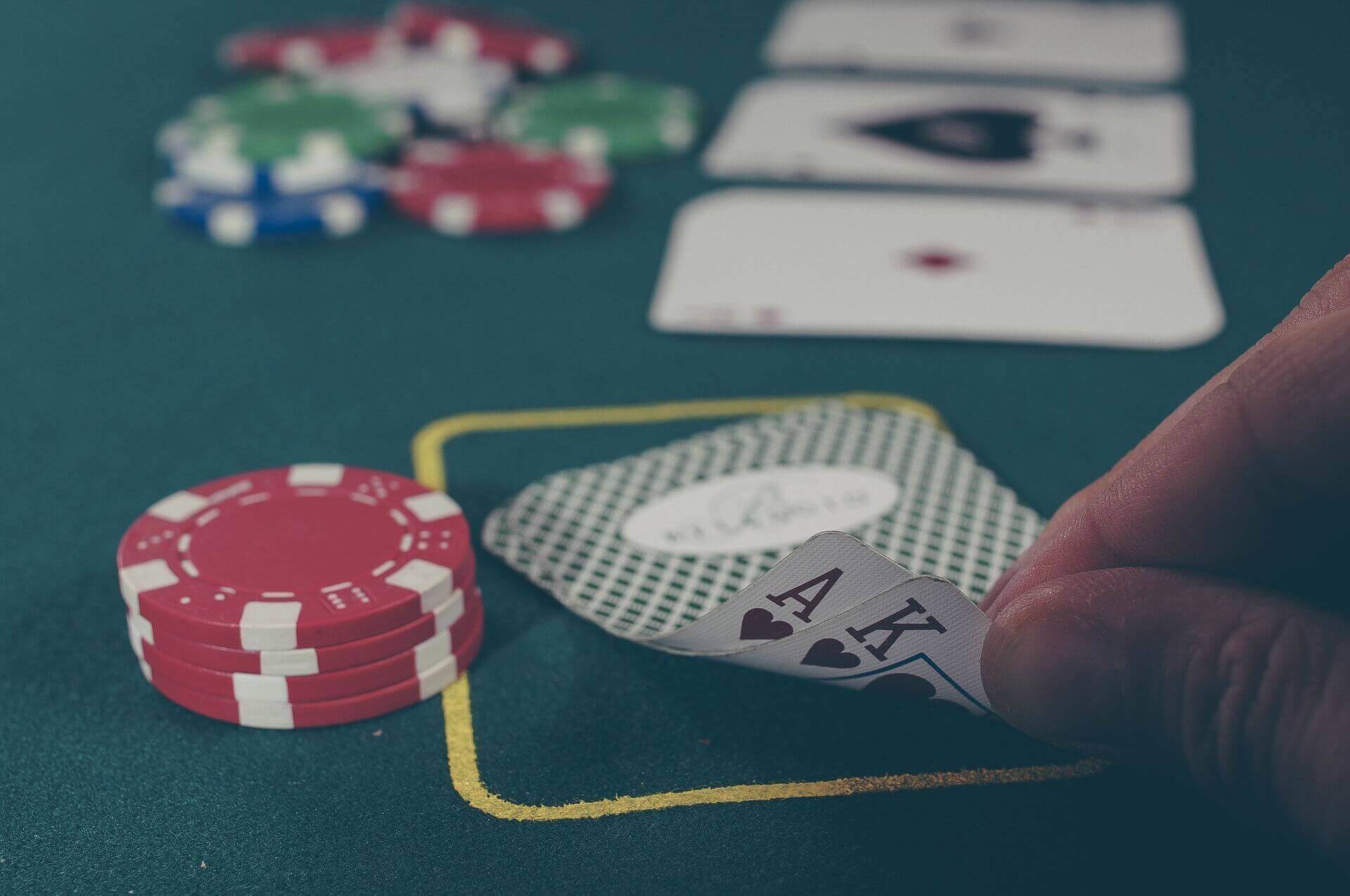 Sut i Chwarae Poker